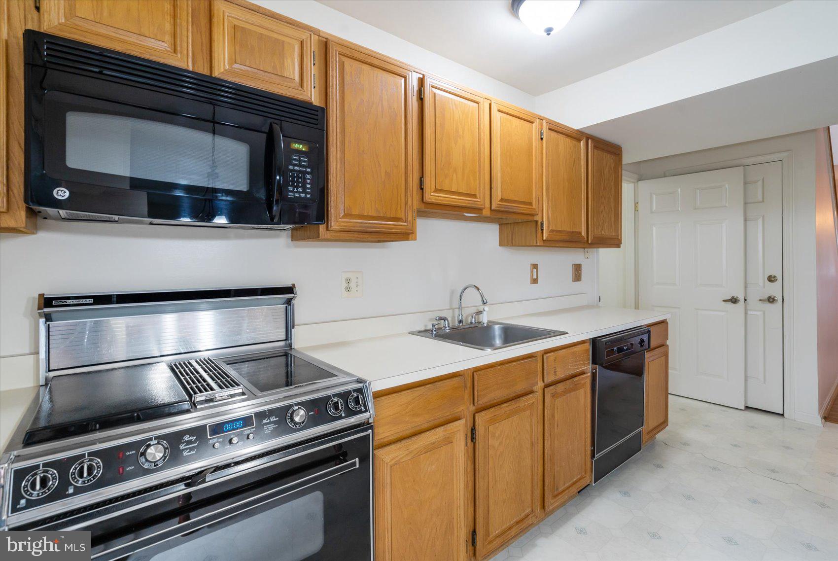 9020 Fieldchat Road Baltimore, MD 21236 - Photo 14 of 40 Kitchen