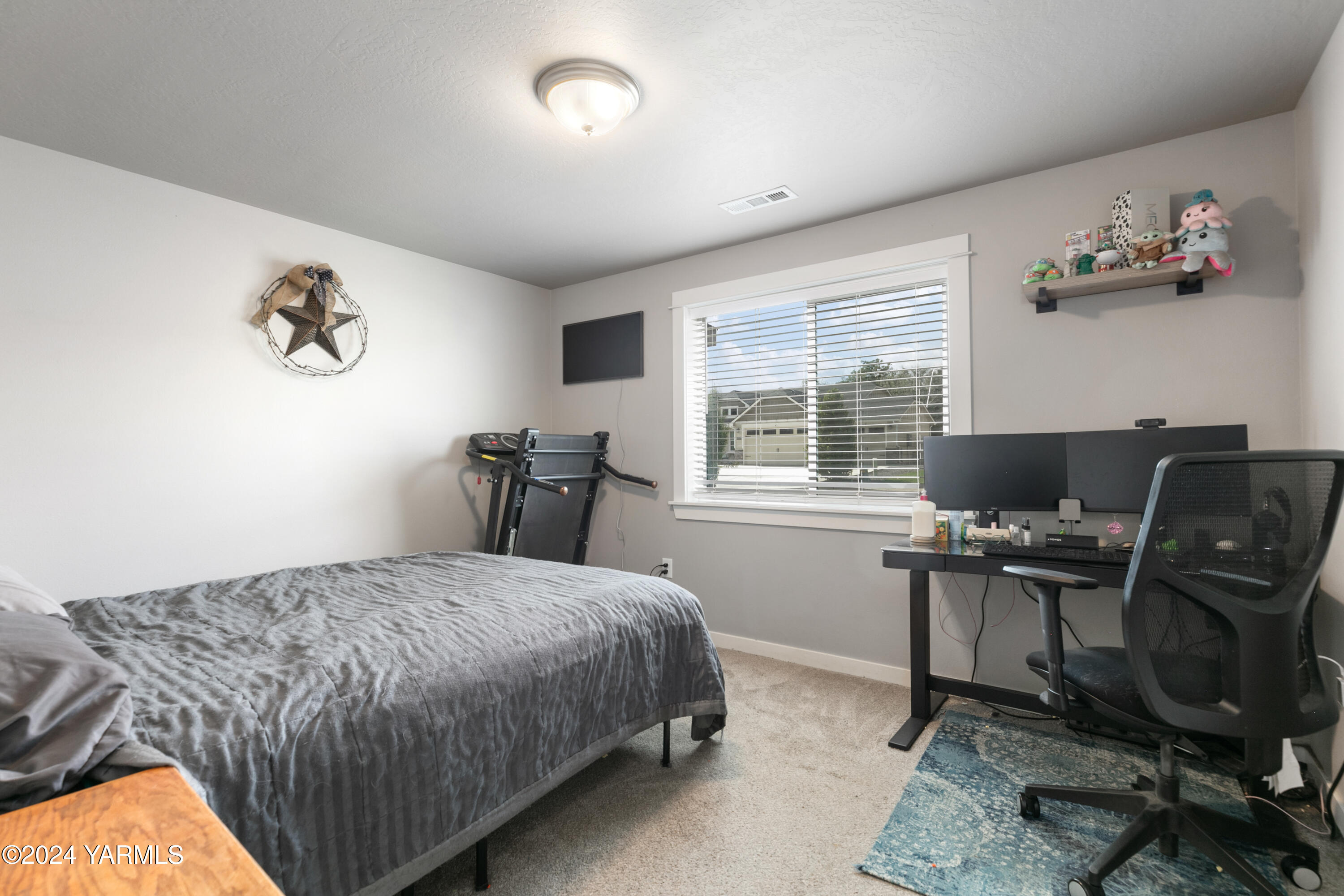 6210 Cottonwood Road Yakima, WA 98903 - Photo 11 of 18 a bedroom that has a bed and a desk in it