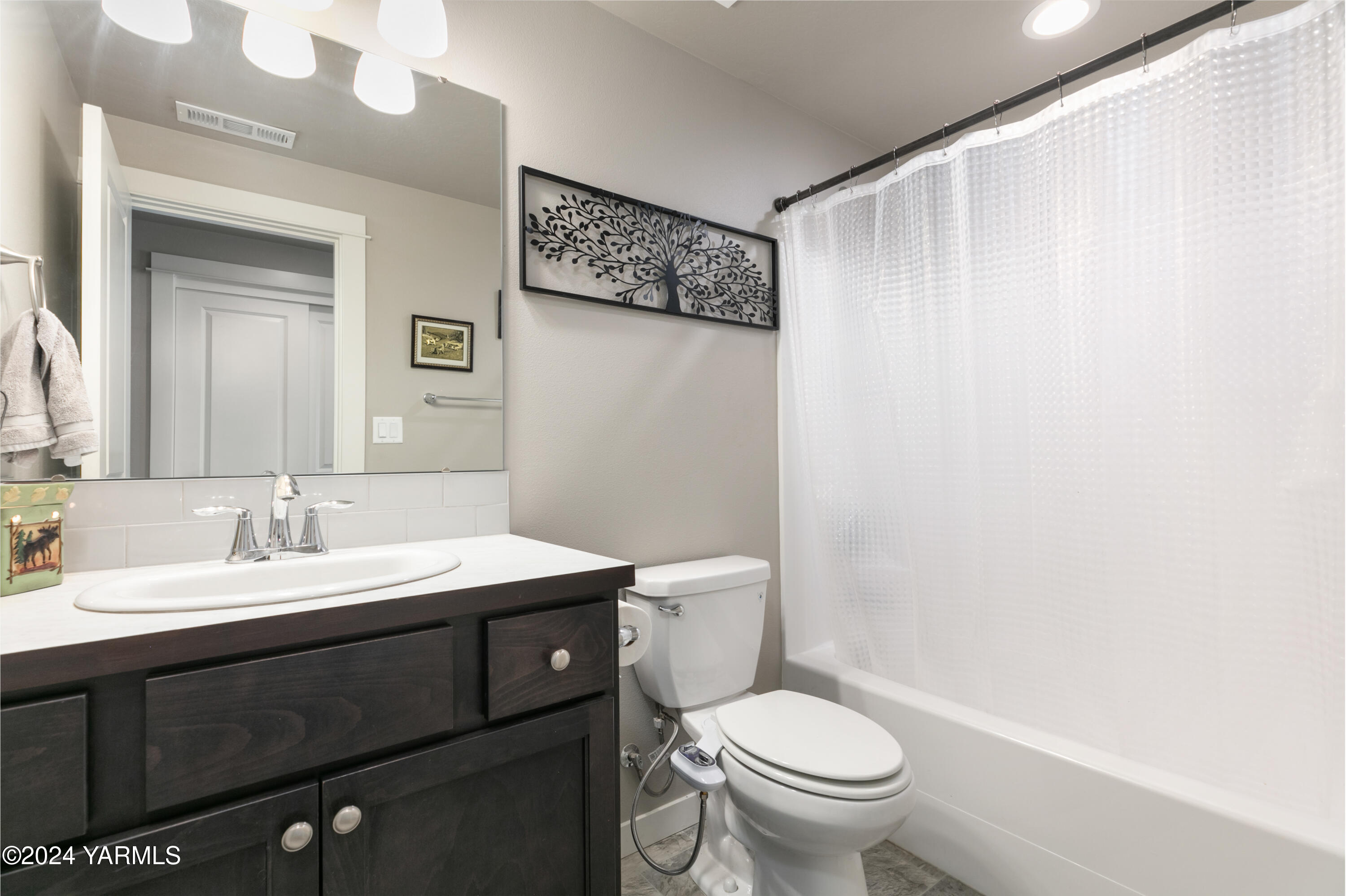 6210 Cottonwood Road Yakima, WA 98903 - Photo 13 of 18 a bathroom with a sink a toilet and a mirror