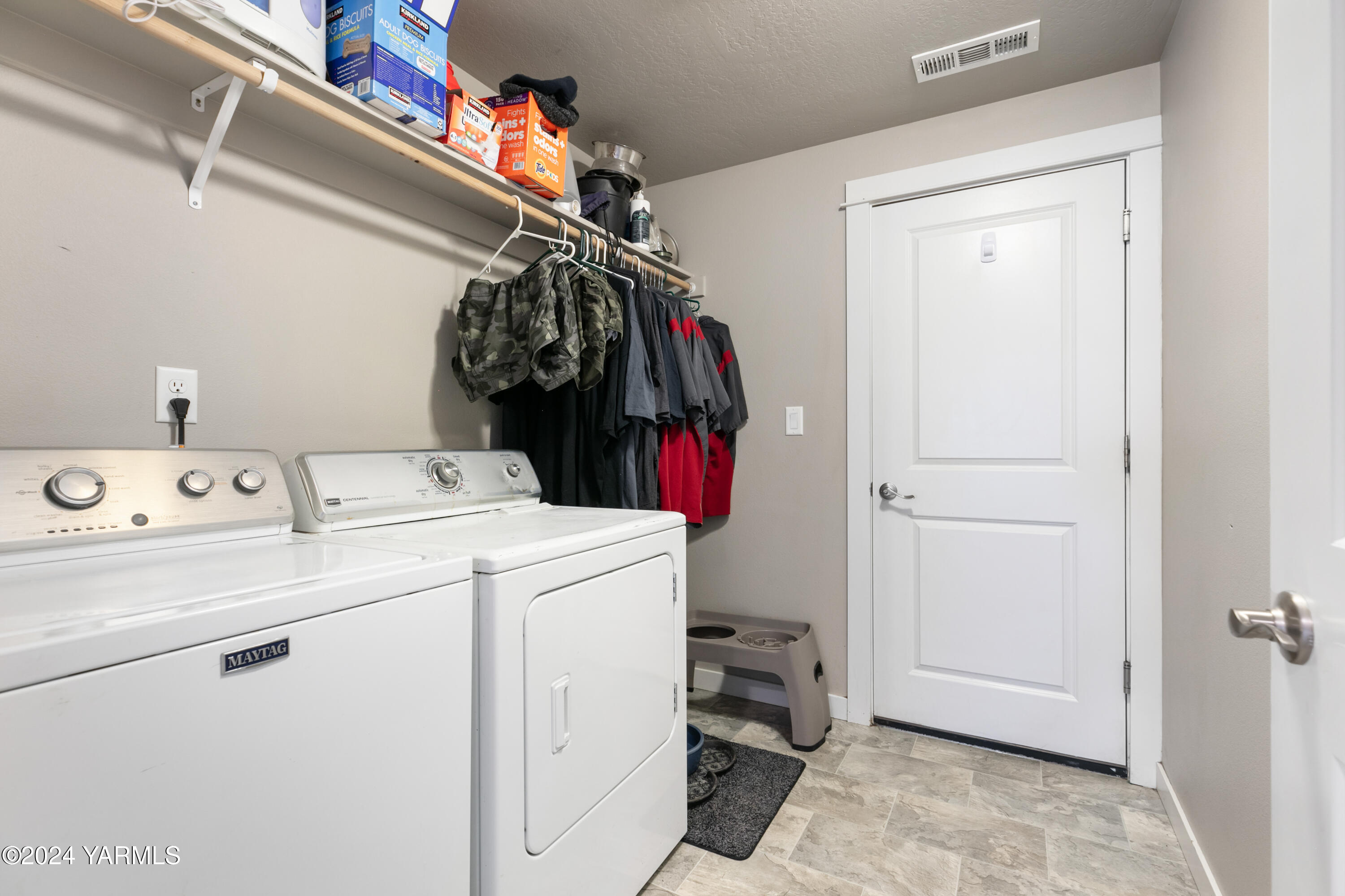 6210 Cottonwood Road Yakima, WA 98903 - Photo 14 of 18 a utility room with dryer and washer