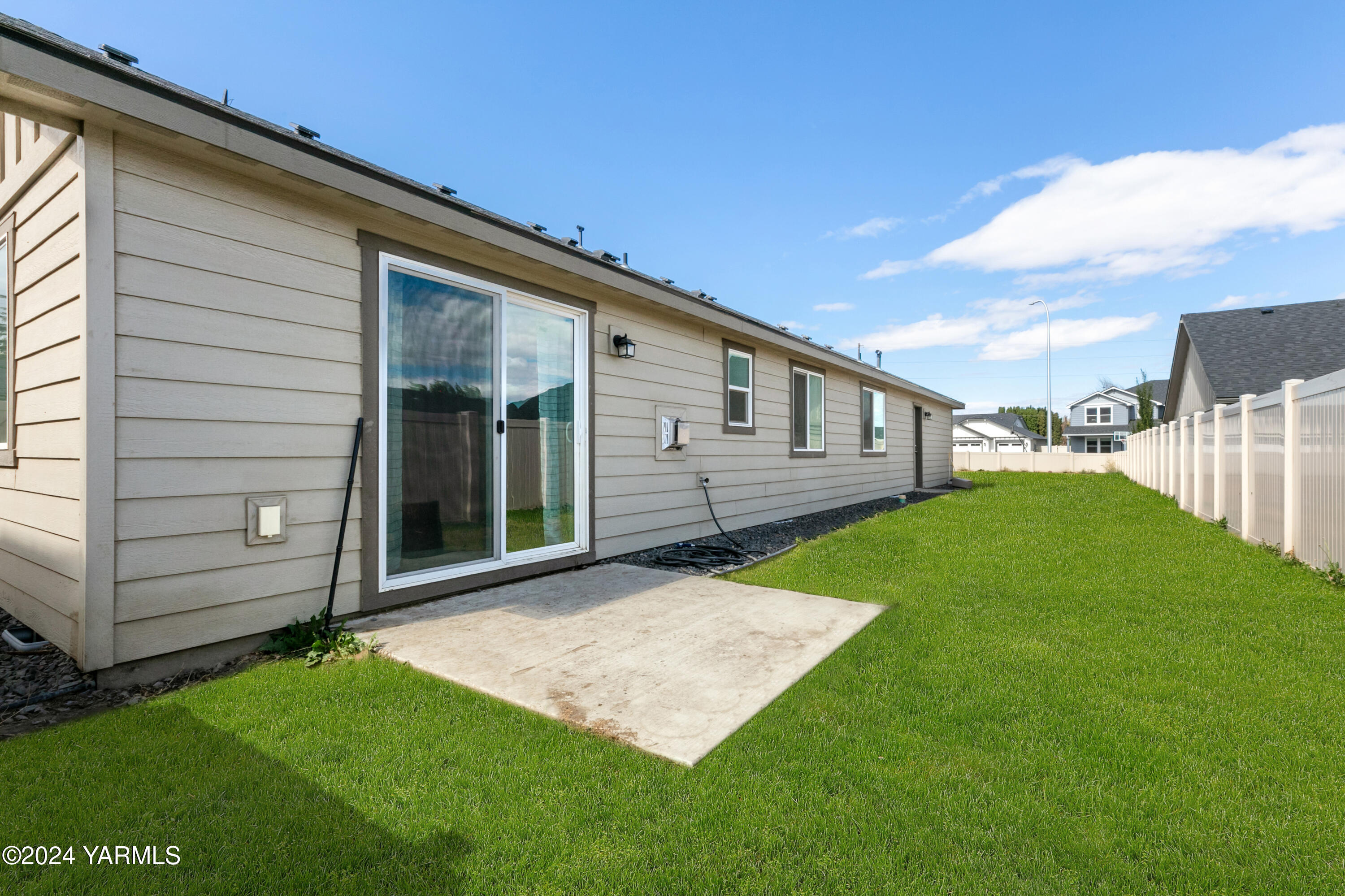 6210 Cottonwood Road Yakima, WA 98903 - Photo 15 of 18 a view of a back yard of the house