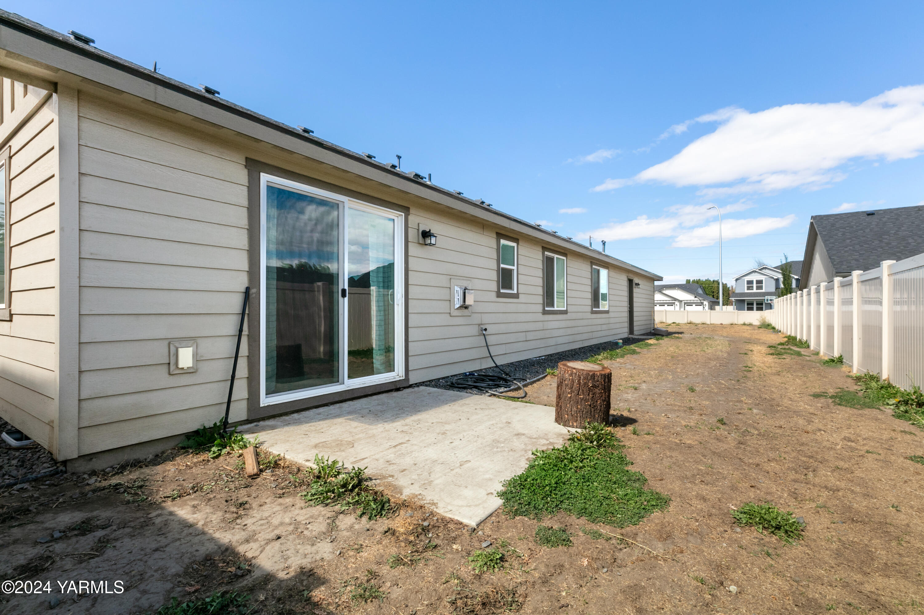 6210 Cottonwood Road Yakima, WA 98903 - Photo 16 of 18 a front view of a house