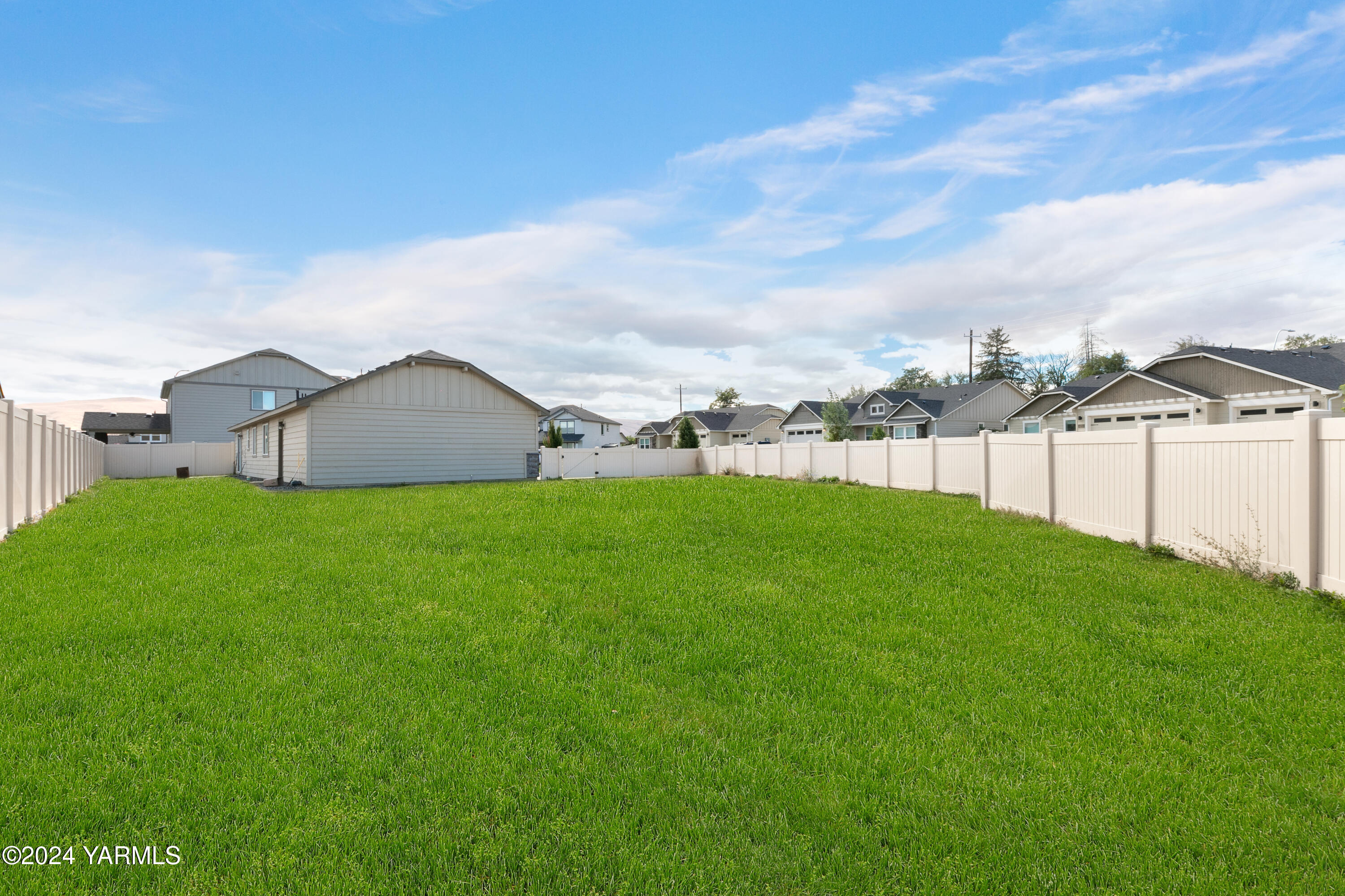 6210 Cottonwood Road Yakima, WA 98903 - Photo 17 of 18 a view of a back yard