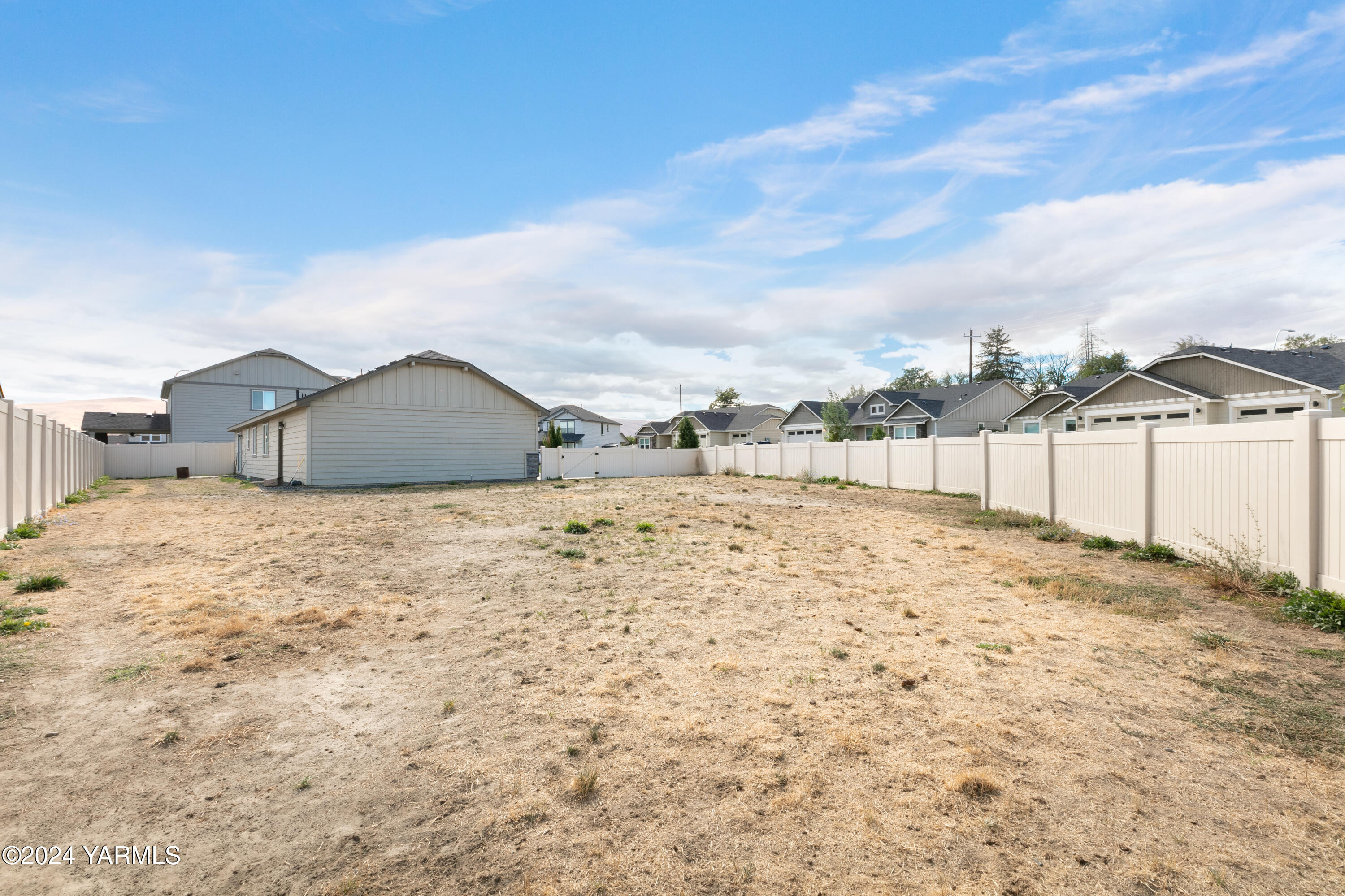 6210 Cottonwood Road Yakima, WA 98903 - Photo 18 of 18 a big yard with a large tree