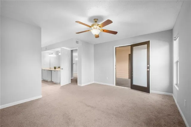 a view of empty room with a ceiling fan