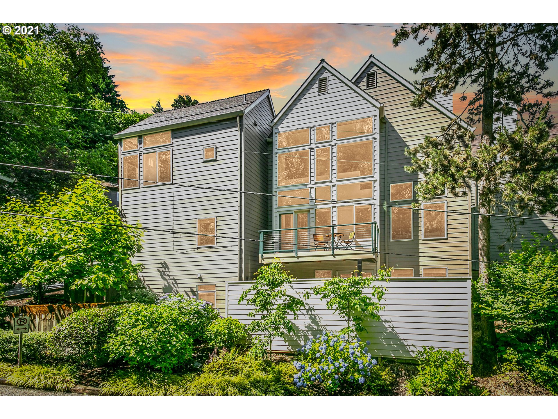 3804 Southwest Condor Lane Portland, OR 97239 - Photo 3 of 29 Gallery Image 3