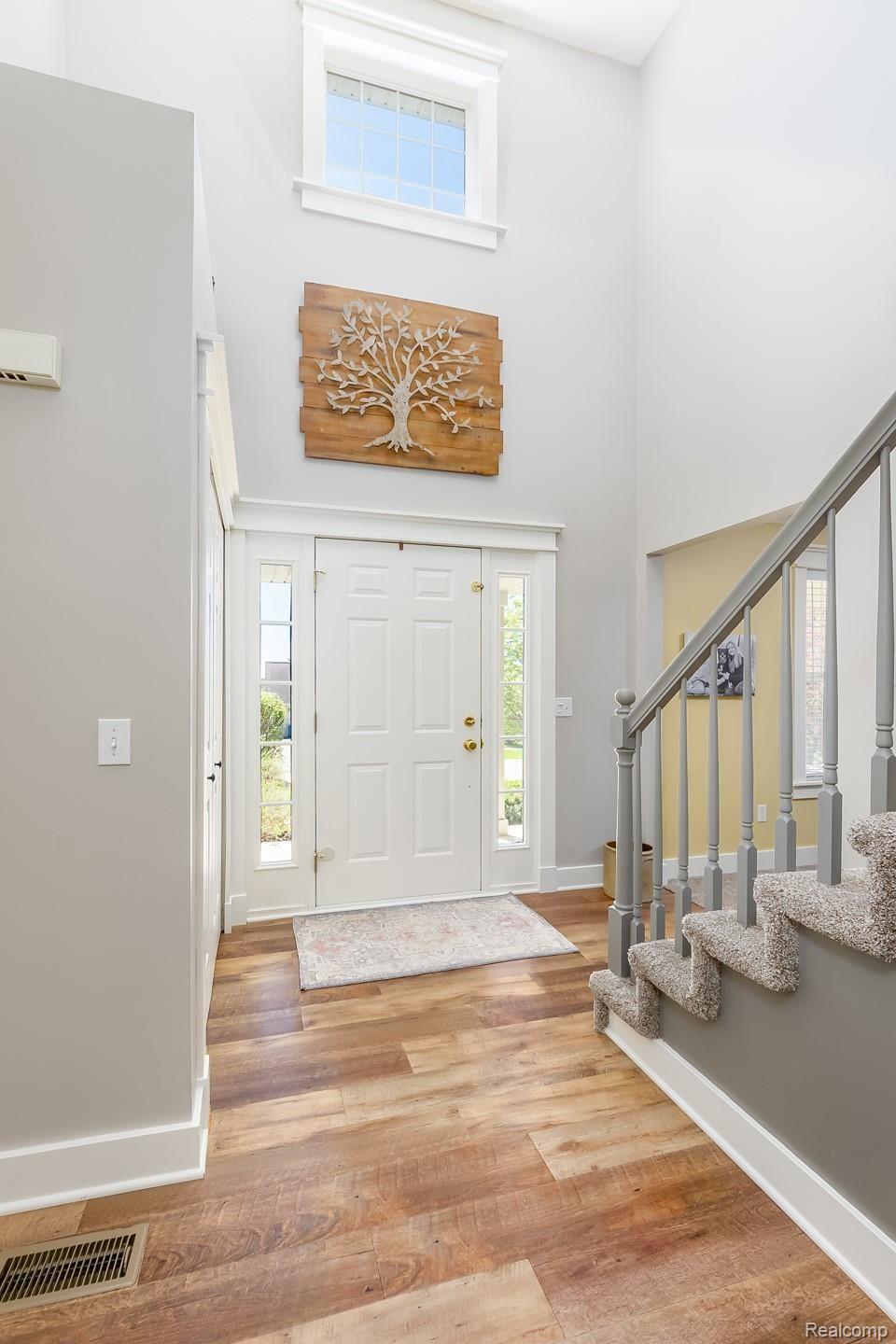 9855 Viewcrest Court Howell, MI 48843 - Photo 12 of 30 Two story foyer