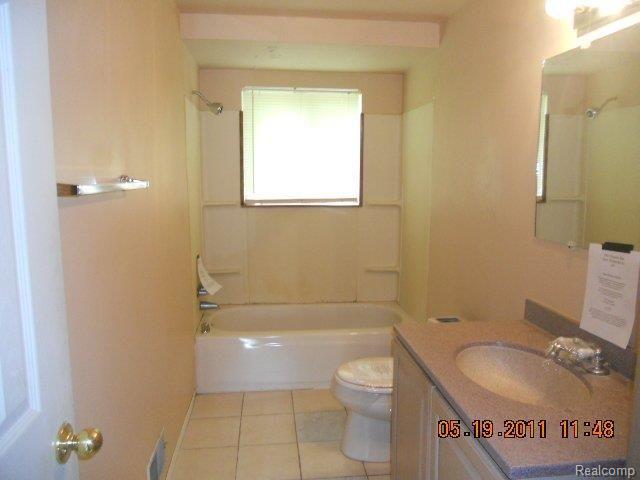 35057 Beverly Road Romulus, MI 48174 - Photo 10 of 11 1st full bath