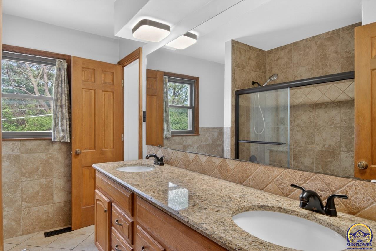 3125 Southwest Lane Street Topeka, KS 66611 - Photo 17 of 36