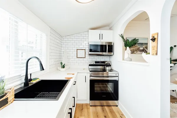 a black and white photo of a bathroom