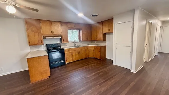 $1,800 | 800 Otis Street, Taylor, TX 76574