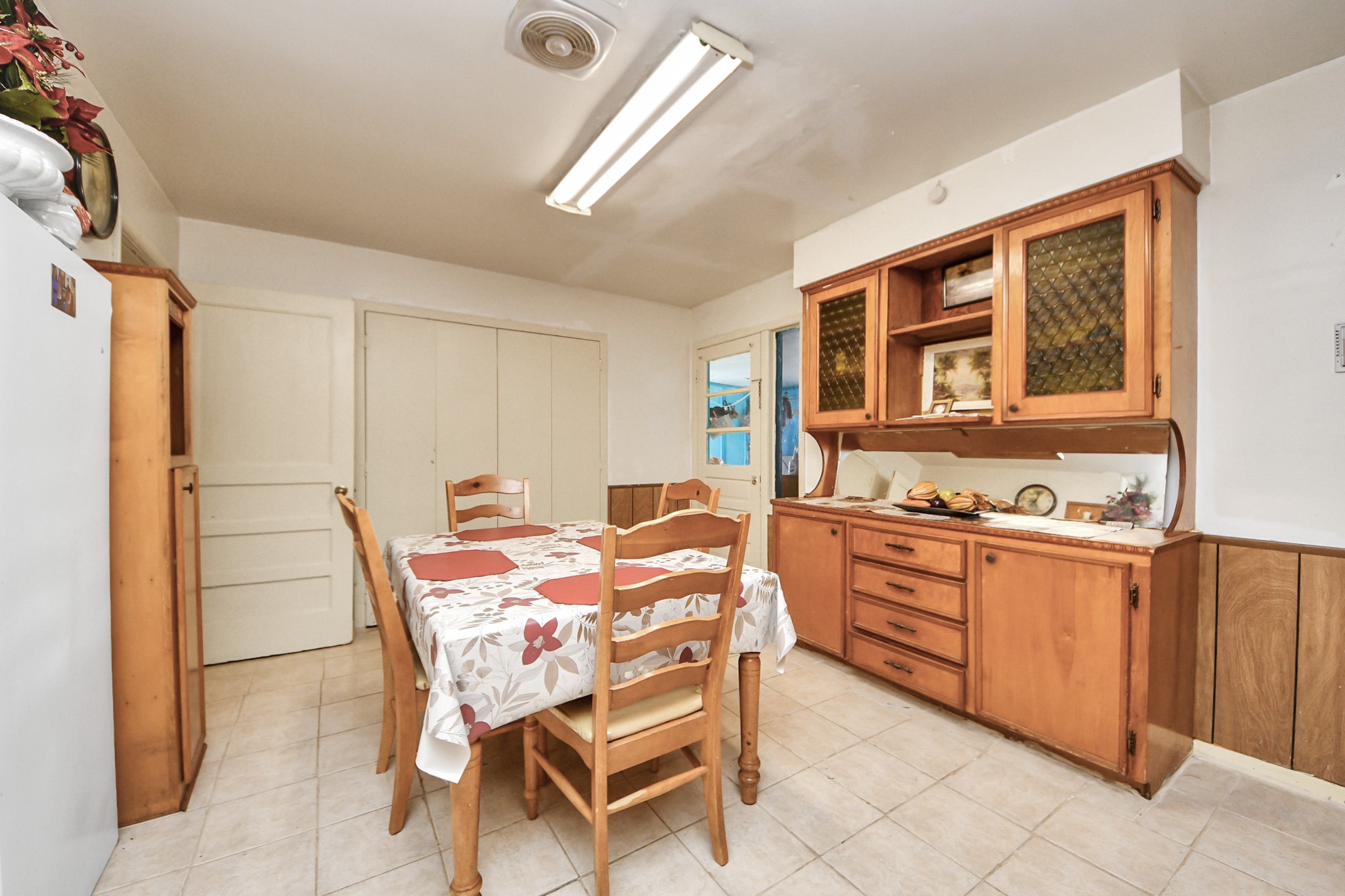 9701 Foredale Street Houston, TX 77075 - Photo 13 of 32 a dining room with furniture and window