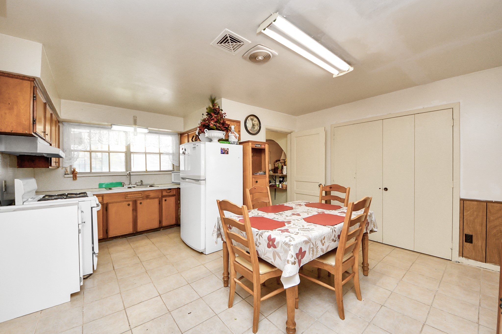9701 Foredale Street Houston, TX 77075 - Photo 14 of 32 a outdoor dining space with furniture and kitchen view