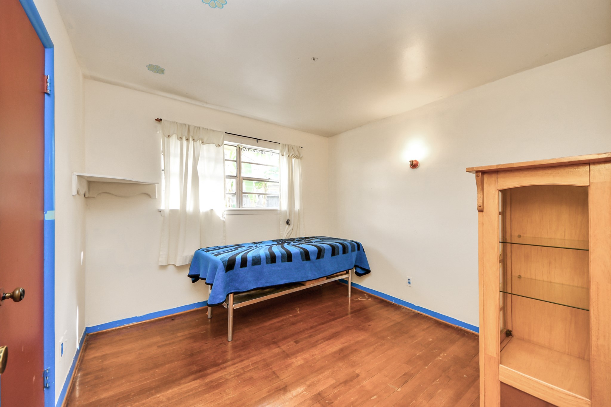 9701 Foredale Street Houston, TX 77075 - Photo 19 of 32 a room with a bed and a window