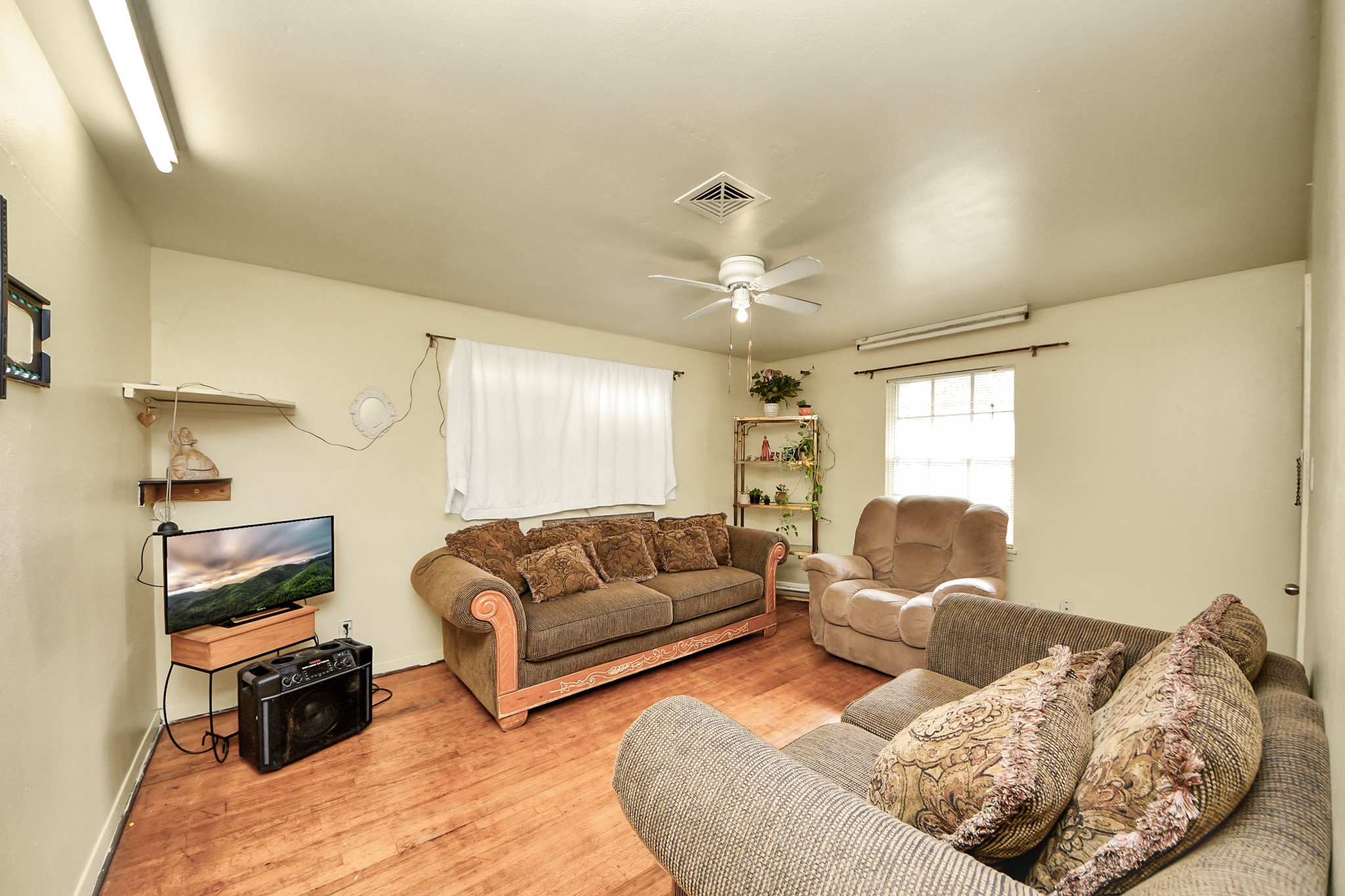 9701 Foredale Street Houston, TX 77075 - Photo 4 of 32 a living room with furniture window and a lamp