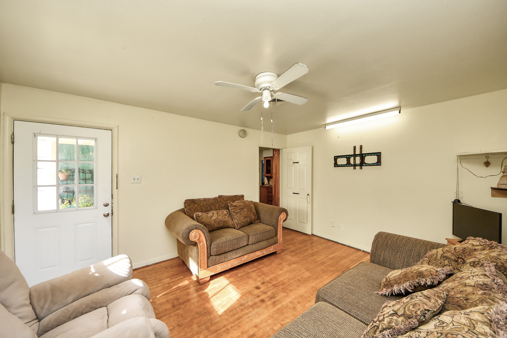 9701 Foredale Street Houston, TX 77075 - Photo 6 of 32 a bedroom with furniture and a couch