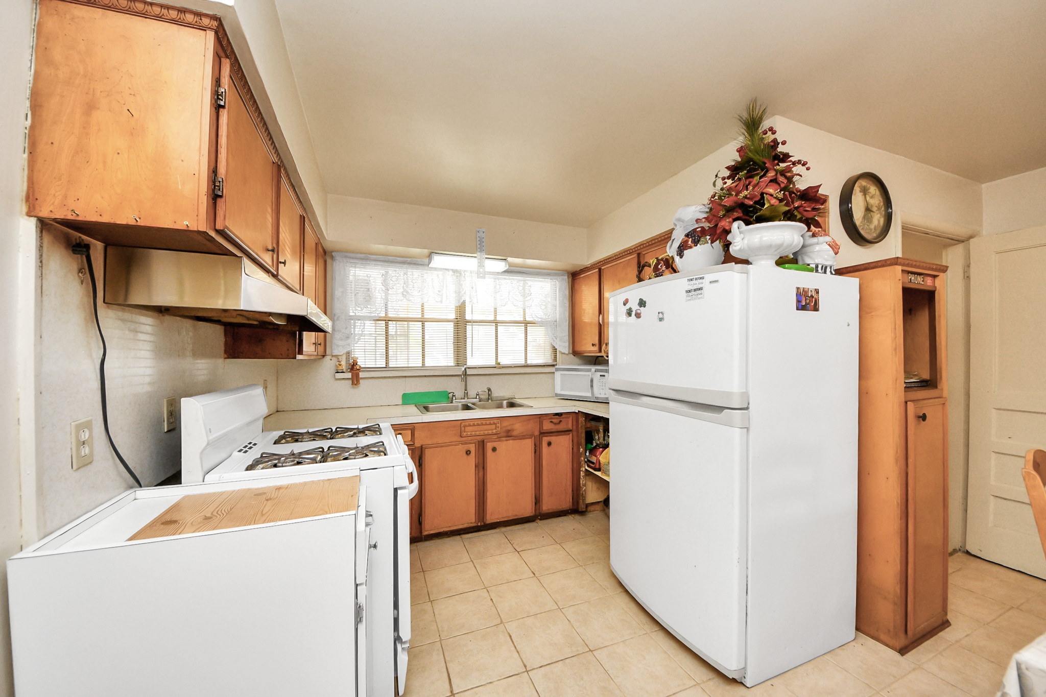 9701 Foredale Street Houston, TX 77075 - Photo 7 of 32 a kitchen with a refrigerator and a stove