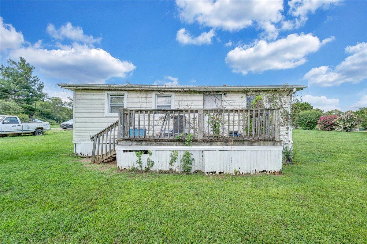 1726 Hendricks Store Road Moneta, VA 24121 - Photo 17 of 35 a view of a house with backyard and garden