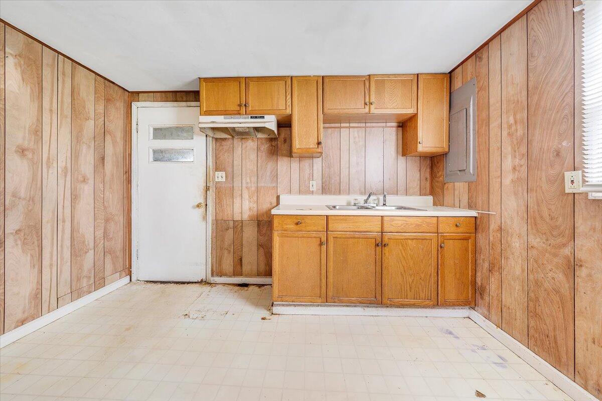 1726 Hendricks Store Road Moneta, VA 24121 - Photo 9 of 35 a utility room with dryer and washer