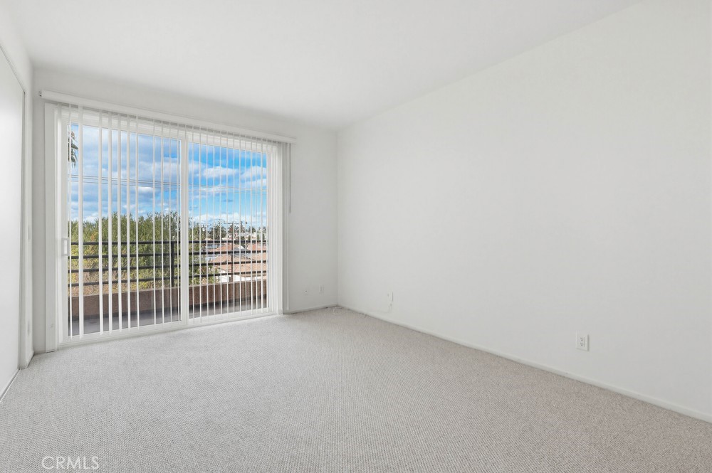 640 West 4th Street, Unit 401 Long Beach, CA 90802 - Photo 8 of 14 a view of an empty room with a window