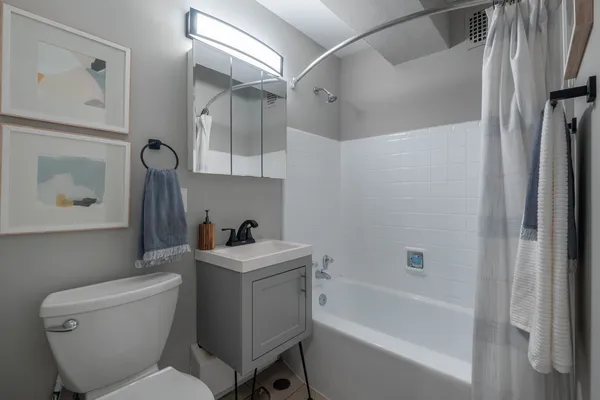 $1,799 | 5815 North Sheridan Road, Unit 706, Chicago, IL 60660