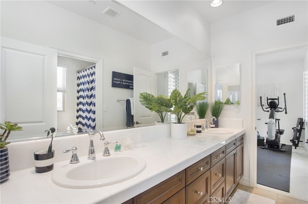 13 Via Jubilar San Clemente, CA 92673 - Photo 38 of 60 Hollywood Bathroom for Bedrooms 2 & 3