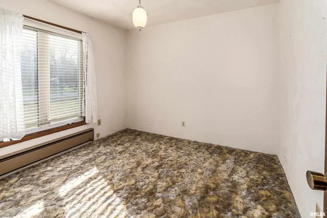 $139,900 | 516 South Safford Street, Christopher, IL 62822