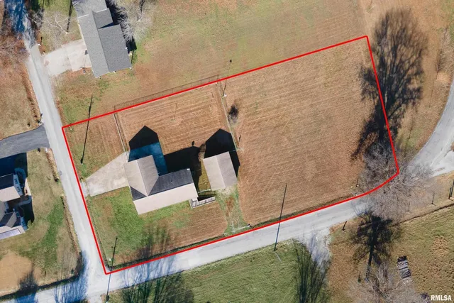 $139,900 | 516 South Safford Street, Christopher, IL 62822