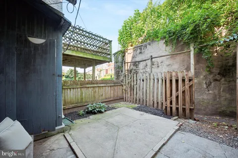 a view of entryway with a garden