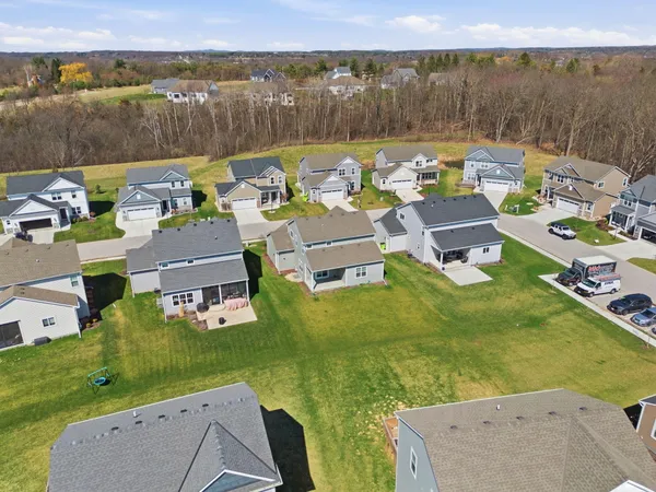 $539,900 | 547 Wild Oak Road, Hartland, WI 53029