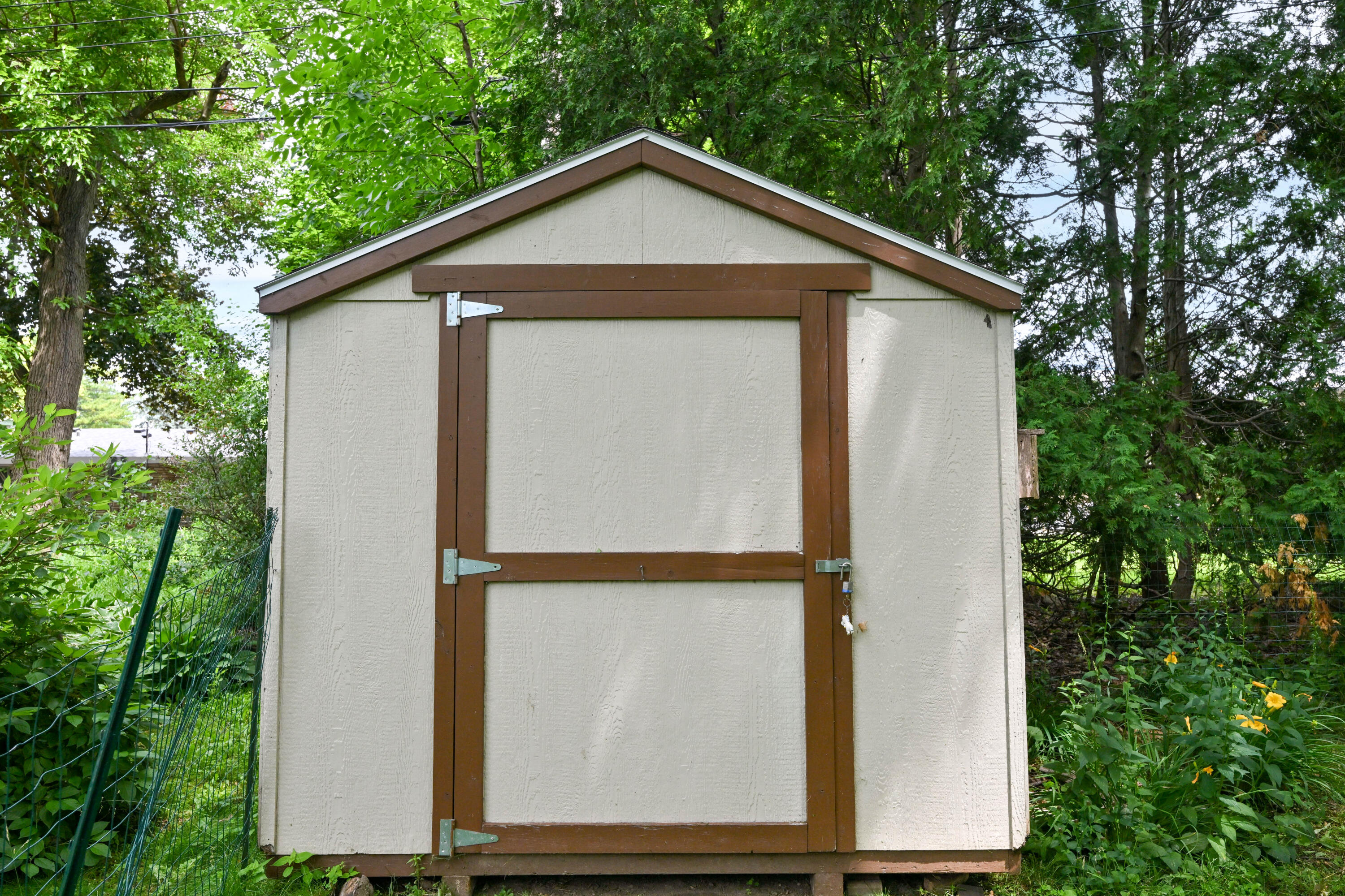 2400 West Apple Tree Road Glendale, WI 53209 - Photo 21 of 24 Storage shed