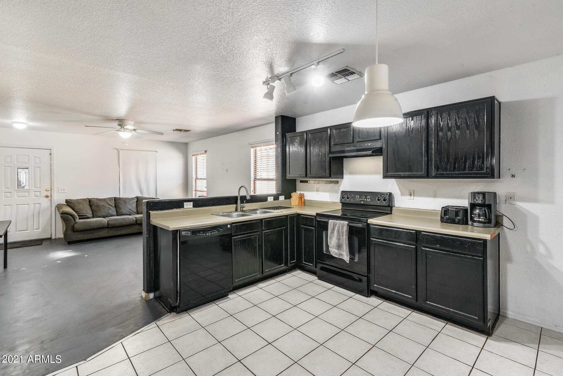2524 West Romley Road Phoenix, AZ 85041 - Photo 9 of 26 Gallery Image 9