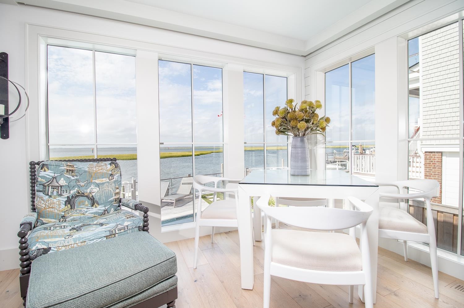 7708 Sunset Drive Avalon, NJ 08202 - Photo 10 of 37 a living room with furniture and flowers