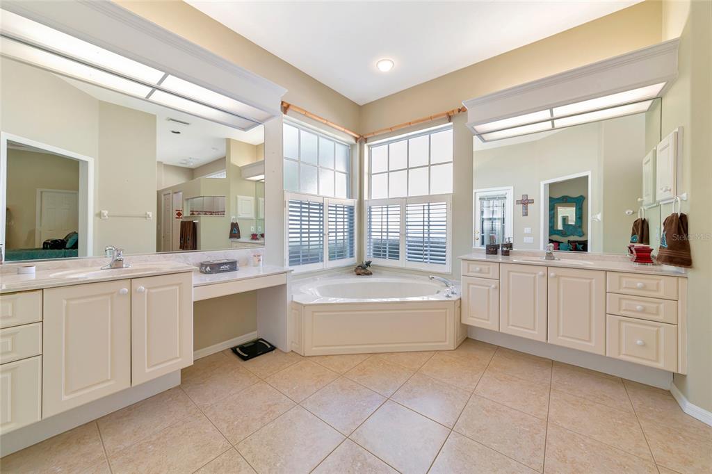 4726 Old Farm Road Sarasota, FL 34233 - Photo 18 of 39