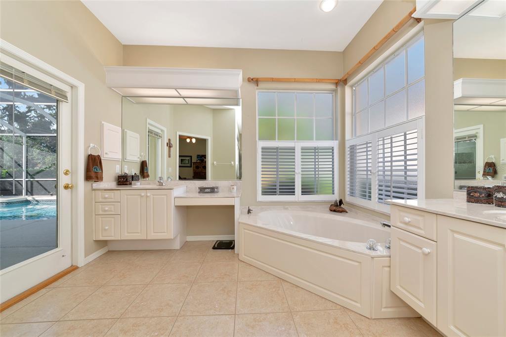 4726 Old Farm Road Sarasota, FL 34233 - Photo 19 of 39