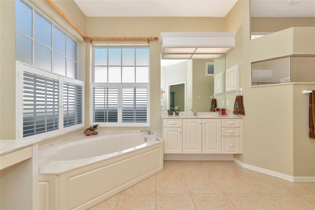 4726 Old Farm Road Sarasota, FL 34233 - Photo 20 of 39