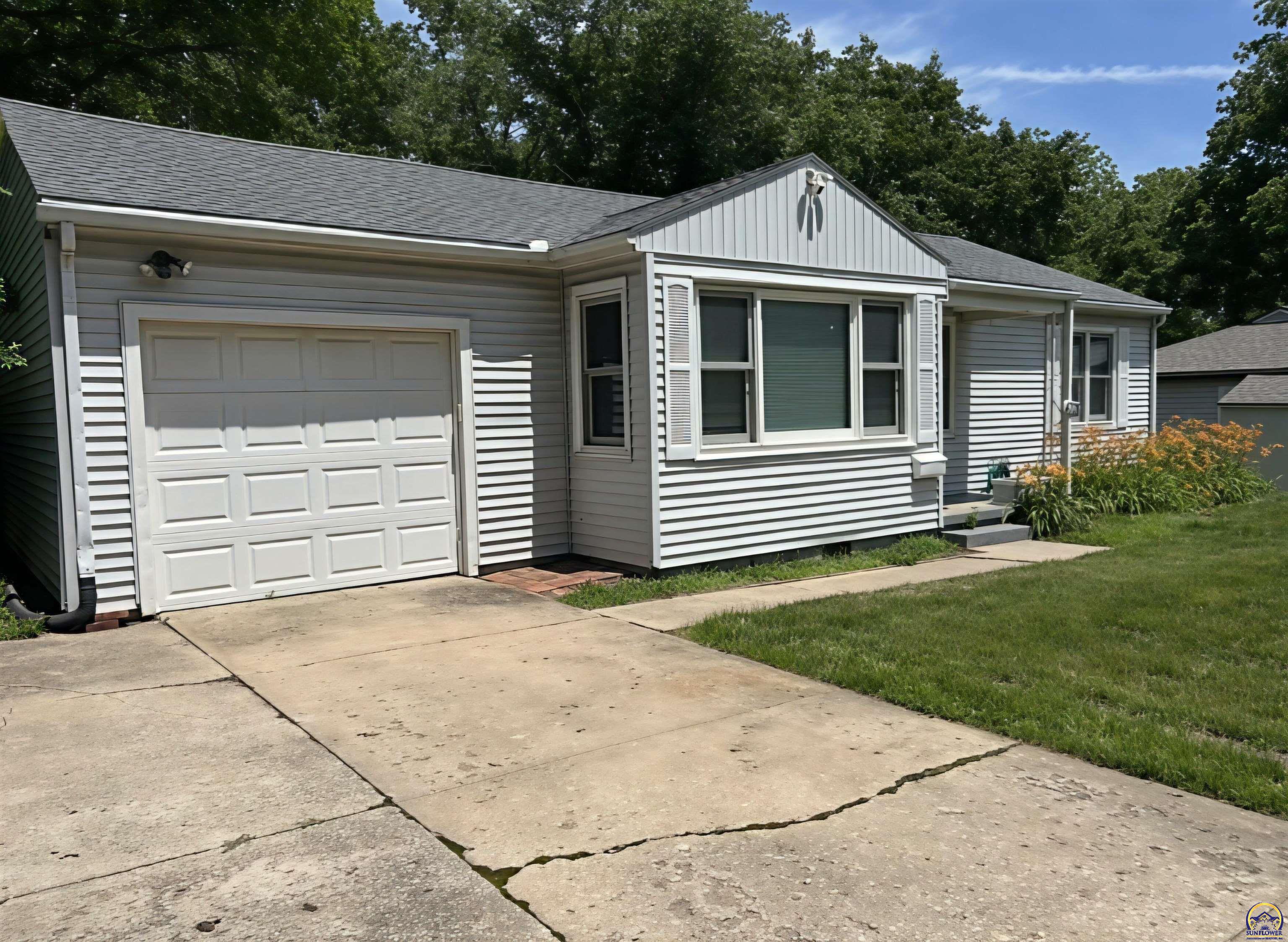 4708 Southwest 18th Terrace Topeka, KS 66604 - Photo 2 of 22
