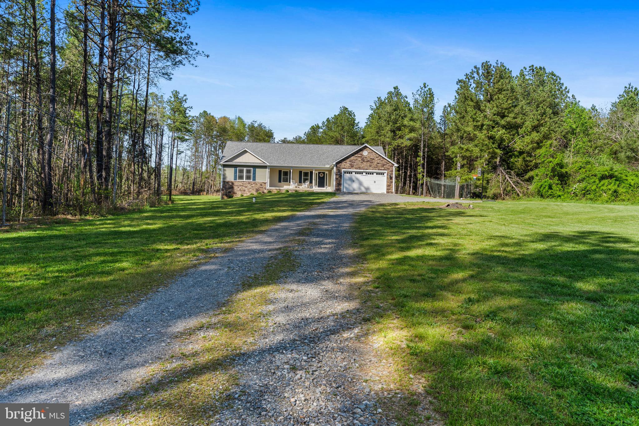 9915 Post Oak Road Spotsylvania, VA 22551 - Photo 3 of 35 LARGE Gravel Driveway