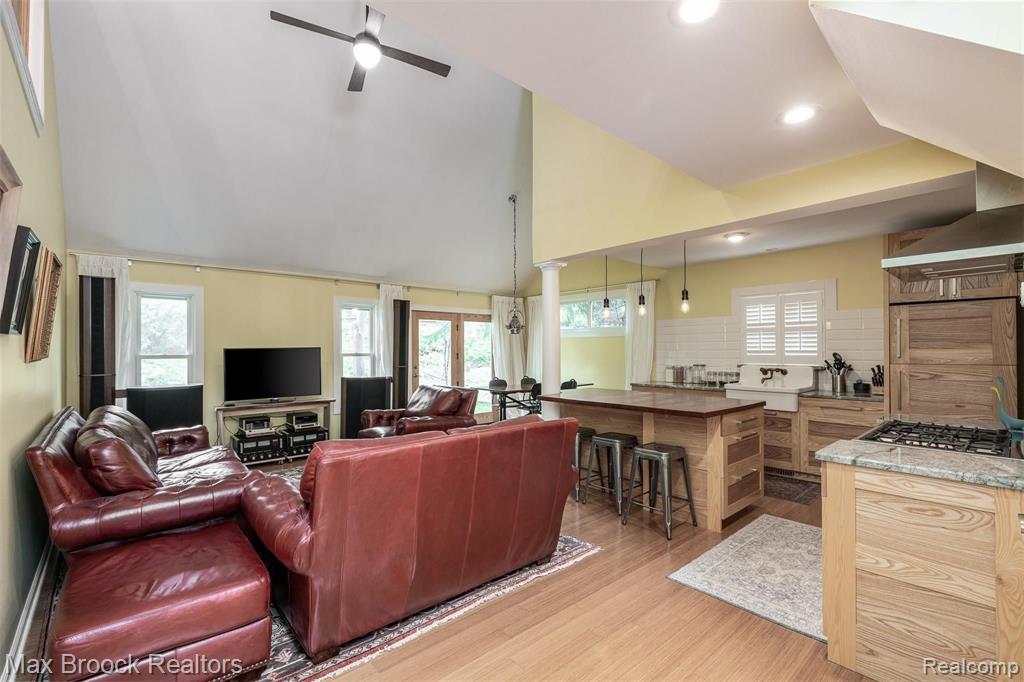 1709 Inverness Street Sylvan Lake, MI 48320 - Photo 4 of 33