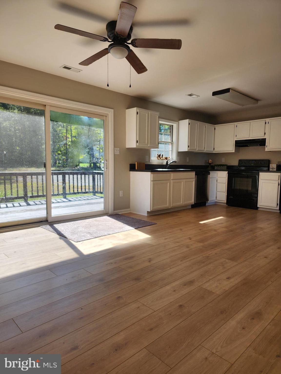 Open Eat In Kitchen / Lots of Space