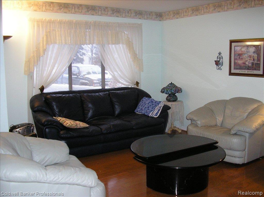 180 Myers Road Lapeer, MI 48446 - Photo 2 of 7 Living Room1