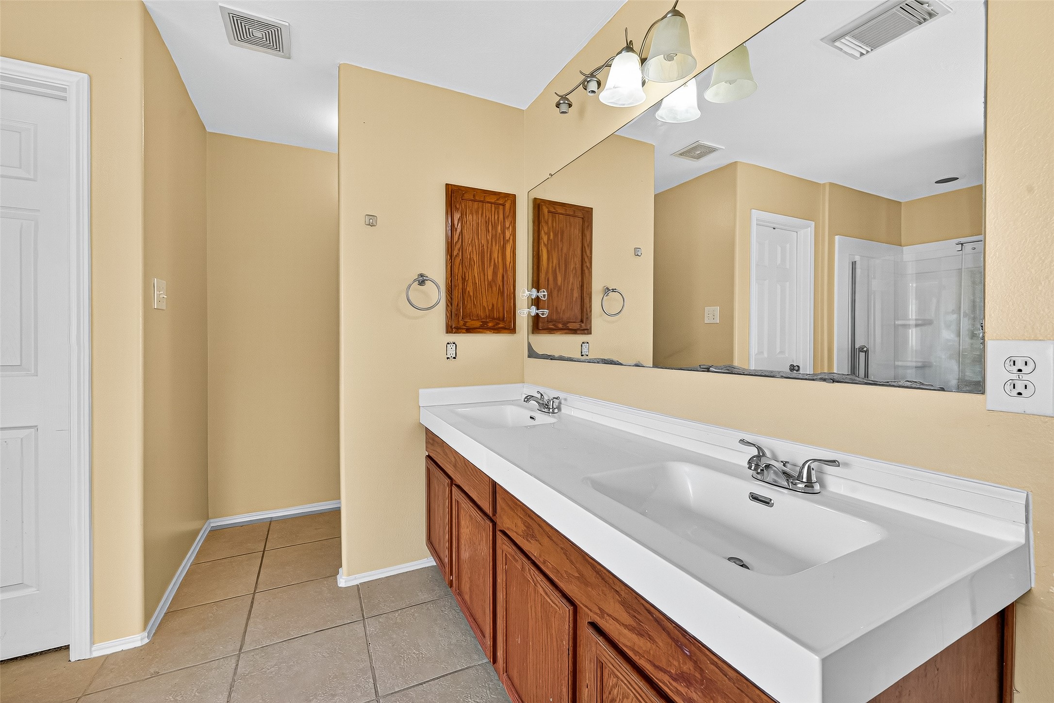 634 Hawthorne Pasture Road Rosenberg, TX 77471 - Photo 43 of 49 a spacious bathroom with a tub sink and mirror