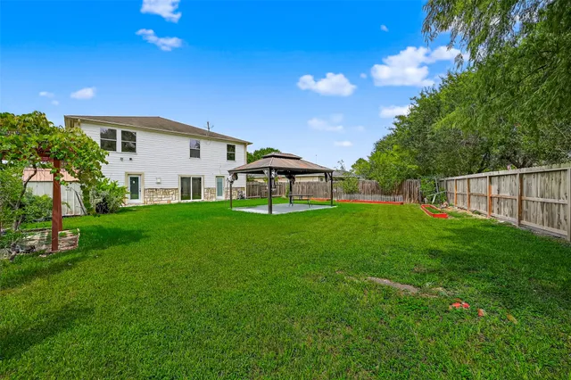 a view of a house with backyard and garden