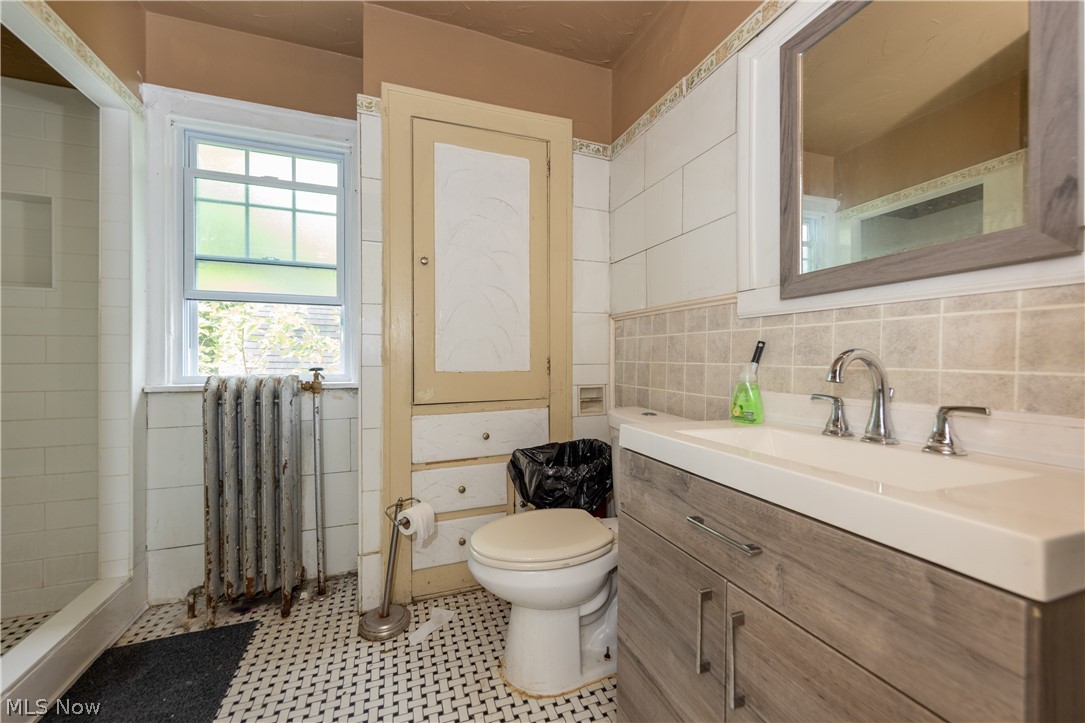 3463 Menlo Road Cleveland, OH 44120 - Photo 19 of 30 The Bathroom