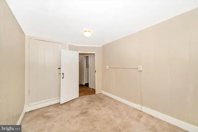 a view of livingroom with furniture