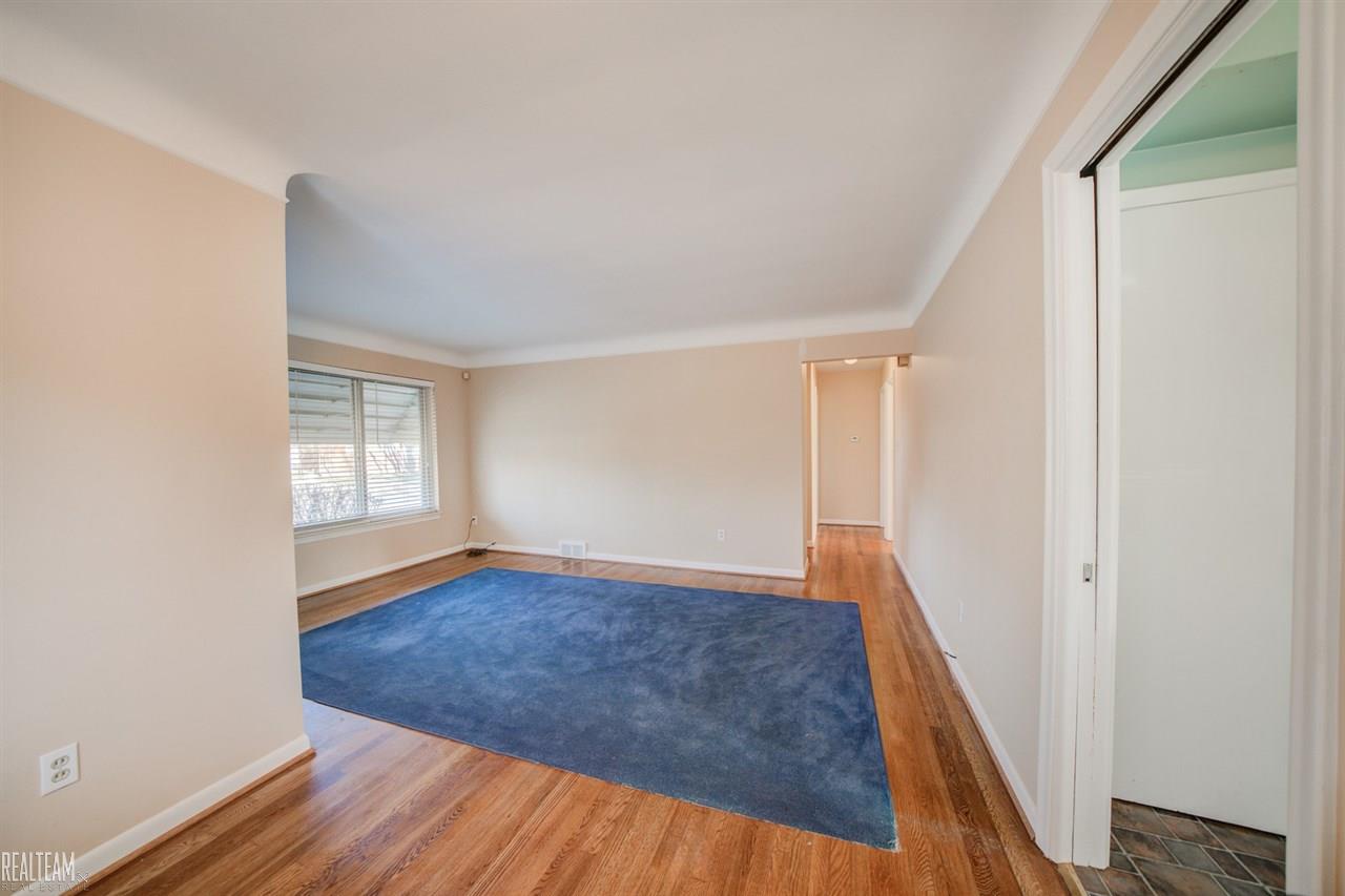 24814 Ridgecroft Avenue Eastpointe, MI 48021 - Photo 8 of 28 31336529-7.JPG