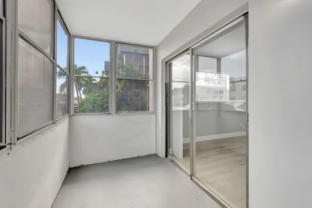 a view of an entryway of the house