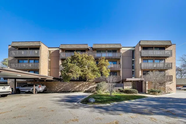$279,000 | 1847 Tanglewood Drive, Unit 2B, Glenview, IL 60025