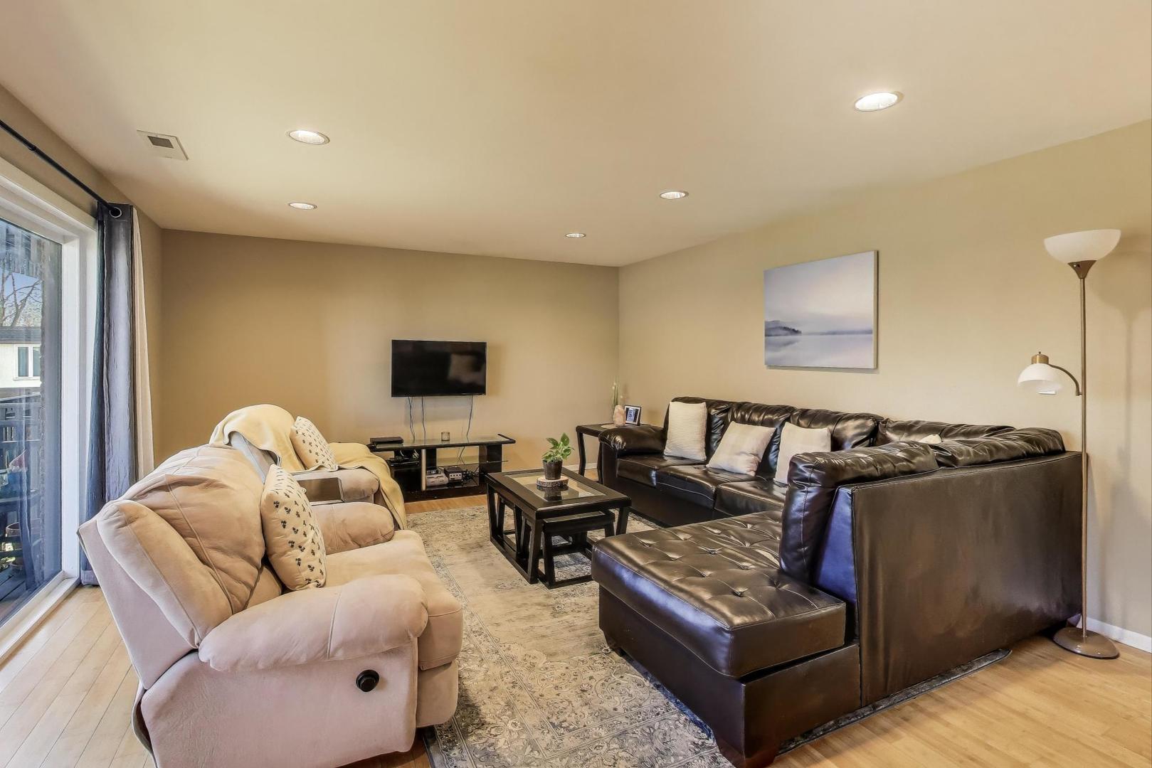 1847 Tanglewood Drive, Unit 2B Glenview, IL 60025 - Photo 6 of 26 a living room with furniture and a couch