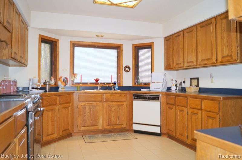 2585 Spruce Ridge Howell, MI 48855 - Photo 8 of 22